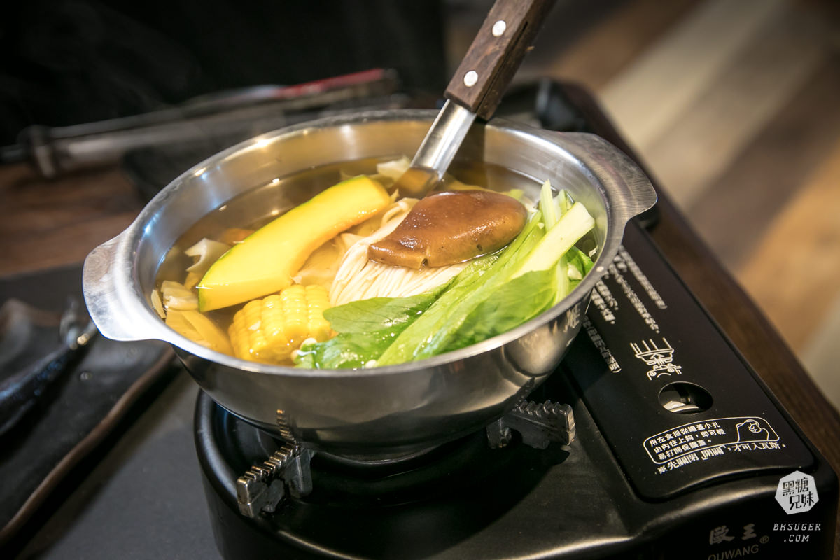 新崛江燒肉吃到飽推薦｜田季發爺-高雄中山店｜放題燒肉搭配魔法學院造景聚會必推