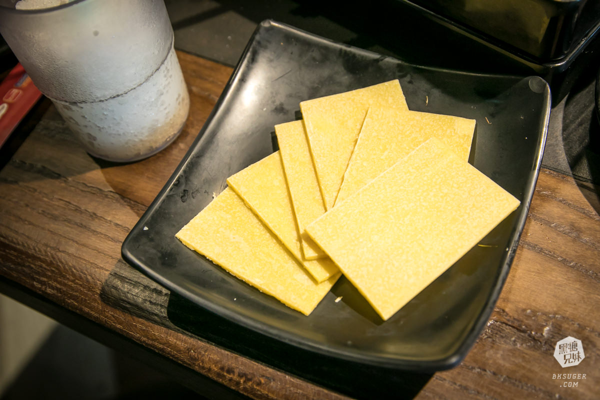 新崛江燒肉吃到飽推薦｜田季發爺-高雄中山店｜放題燒肉搭配魔法學院造景聚會必推