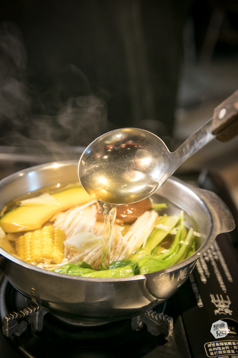 新崛江燒肉吃到飽推薦｜田季發爺-高雄中山店｜放題燒肉搭配魔法學院造景聚會必推