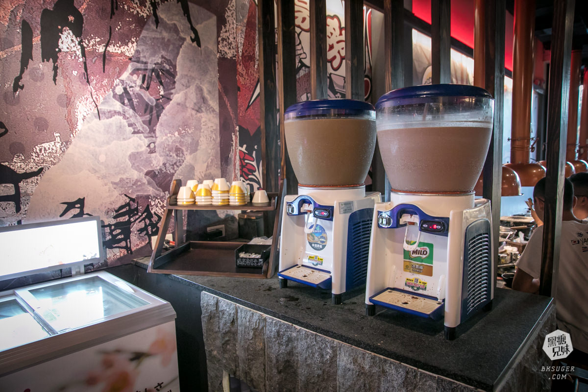 新崛江燒肉吃到飽推薦｜田季發爺-高雄中山店｜放題燒肉搭配魔法學院造景聚會必推