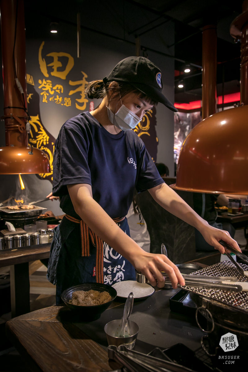 新崛江燒肉吃到飽推薦｜田季發爺-高雄中山店｜放題燒肉搭配魔法學院造景聚會必推