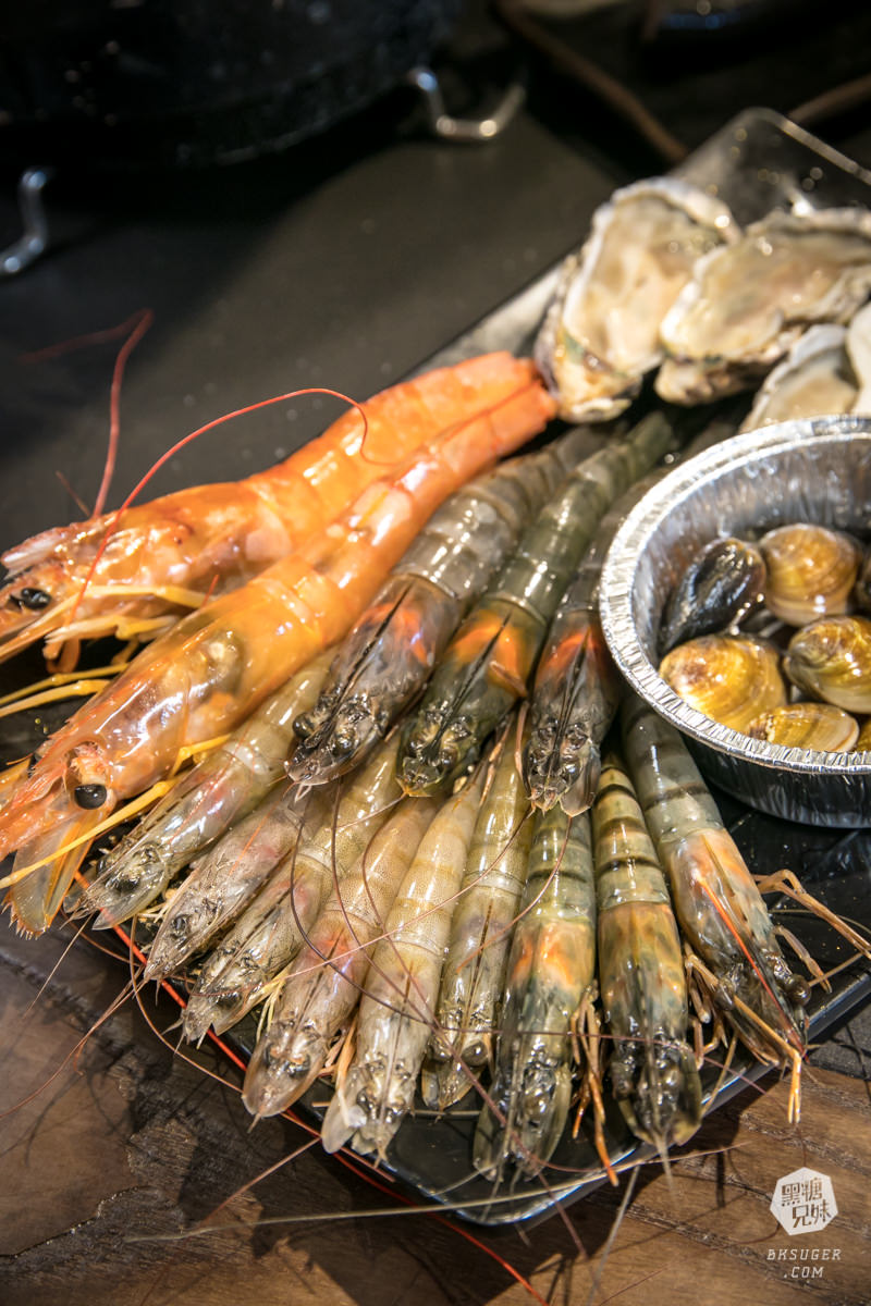 新崛江燒肉吃到飽推薦｜田季發爺-高雄中山店｜放題燒肉搭配魔法學院造景聚會必推