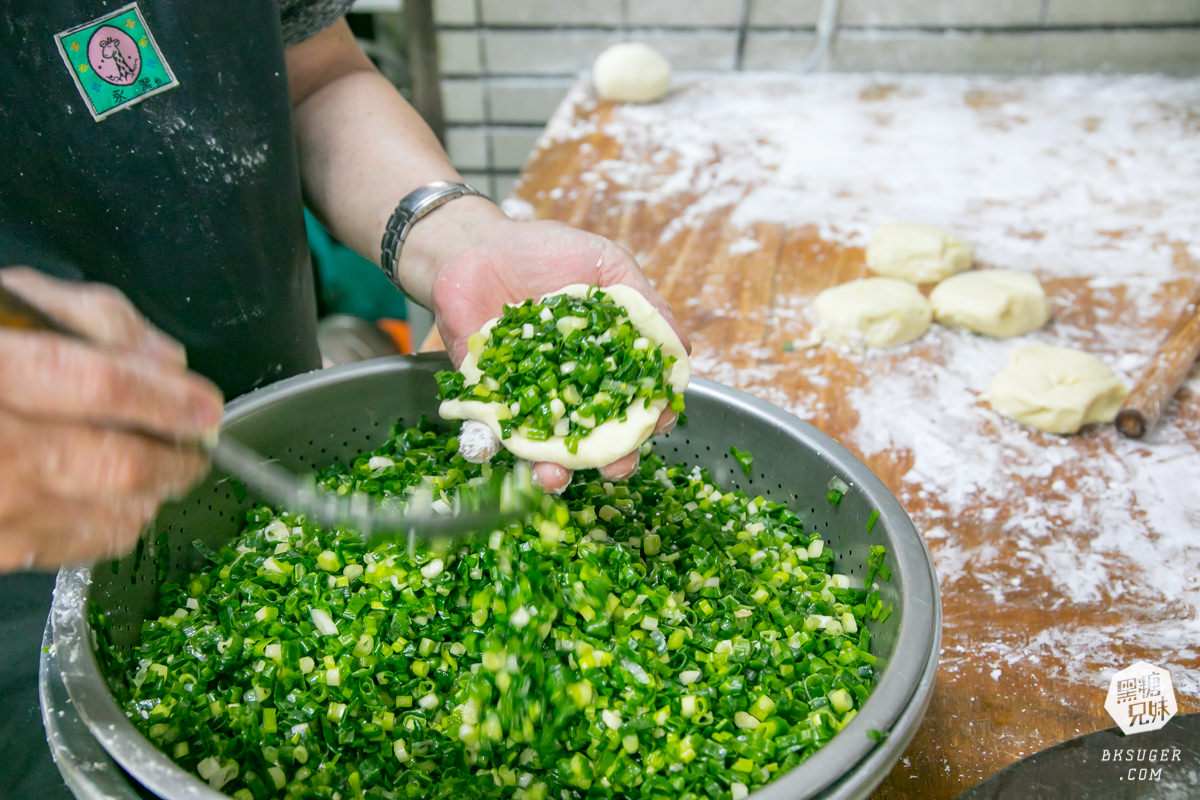 老正興館金牌蔥油餅|多汁小籠包、金牌蔥油餅、捲餅必吃|六合夜市商圈後方美食推薦 - 第4張圖 老正興館金牌蔥油餅|多汁小籠包、金牌蔥油餅、捲餅必吃|六合夜市商圈後方美食推薦