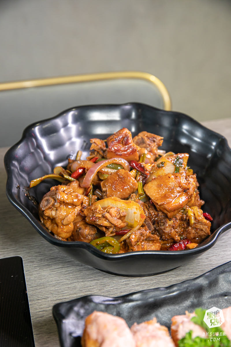 高雄火鍋推薦｜聞雞起爐 港式麻辣雞煲火鍋-文衡店｜一鍋2吃讓人最愛美味的乾鍋＋火鍋吃法｜香辣夠勁