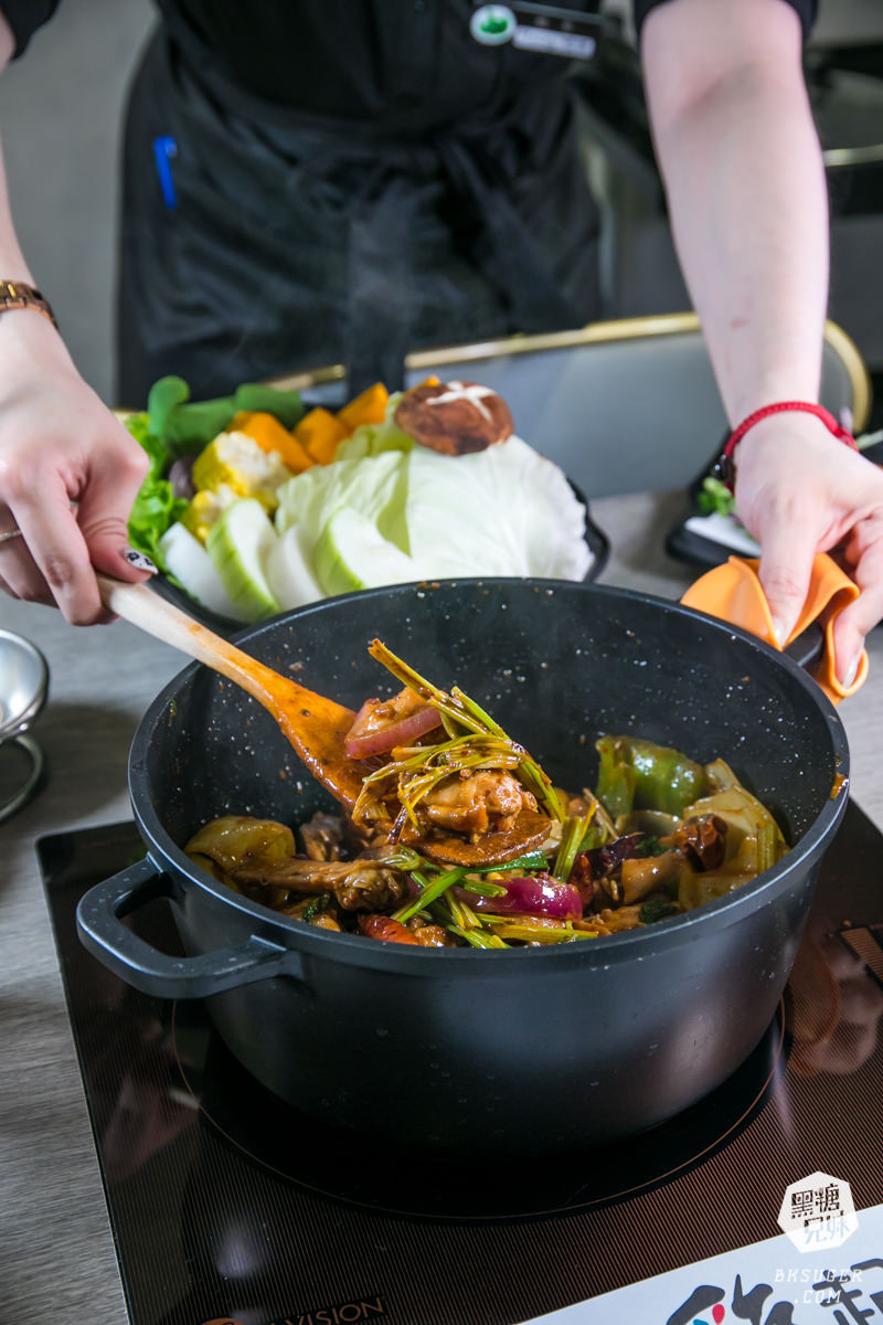 高雄火鍋推薦｜聞雞起爐 港式麻辣雞煲火鍋-文衡店｜一鍋2吃讓人最愛美味的乾鍋＋火鍋吃法｜香辣夠勁