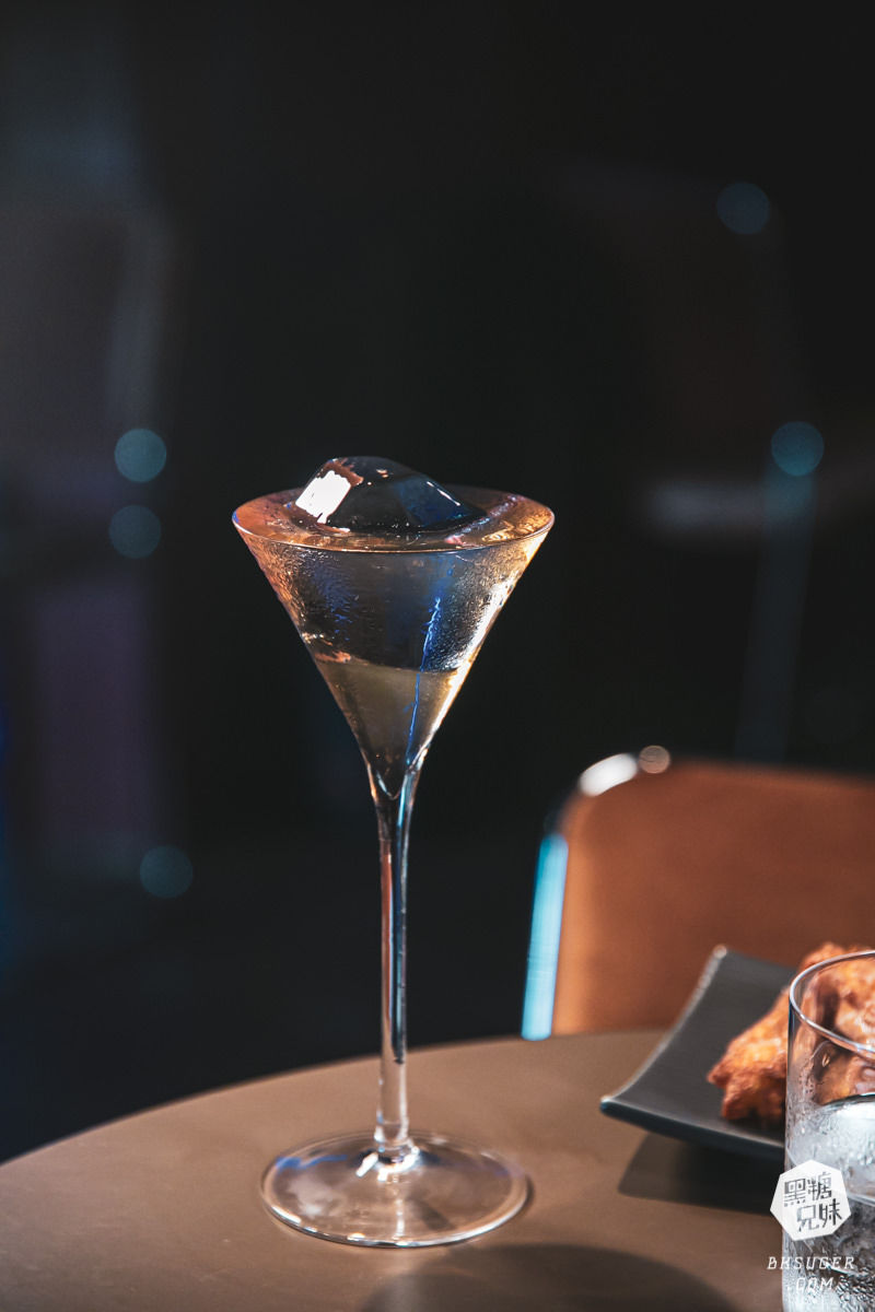 西門町酒吧推薦｜Nonsense Cafe & Bar 無心戒酒互助會-武昌分會｜調酒吧好喝、有陽台、彩虹友善酒吧