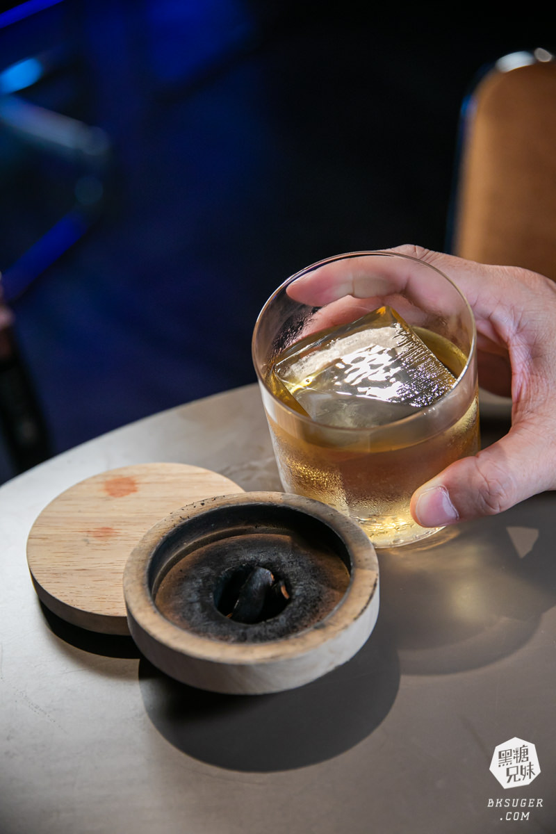 西門町酒吧推薦｜Nonsense Cafe & Bar 無心戒酒互助會-武昌分會｜調酒吧好喝、有陽台、彩虹友善酒吧