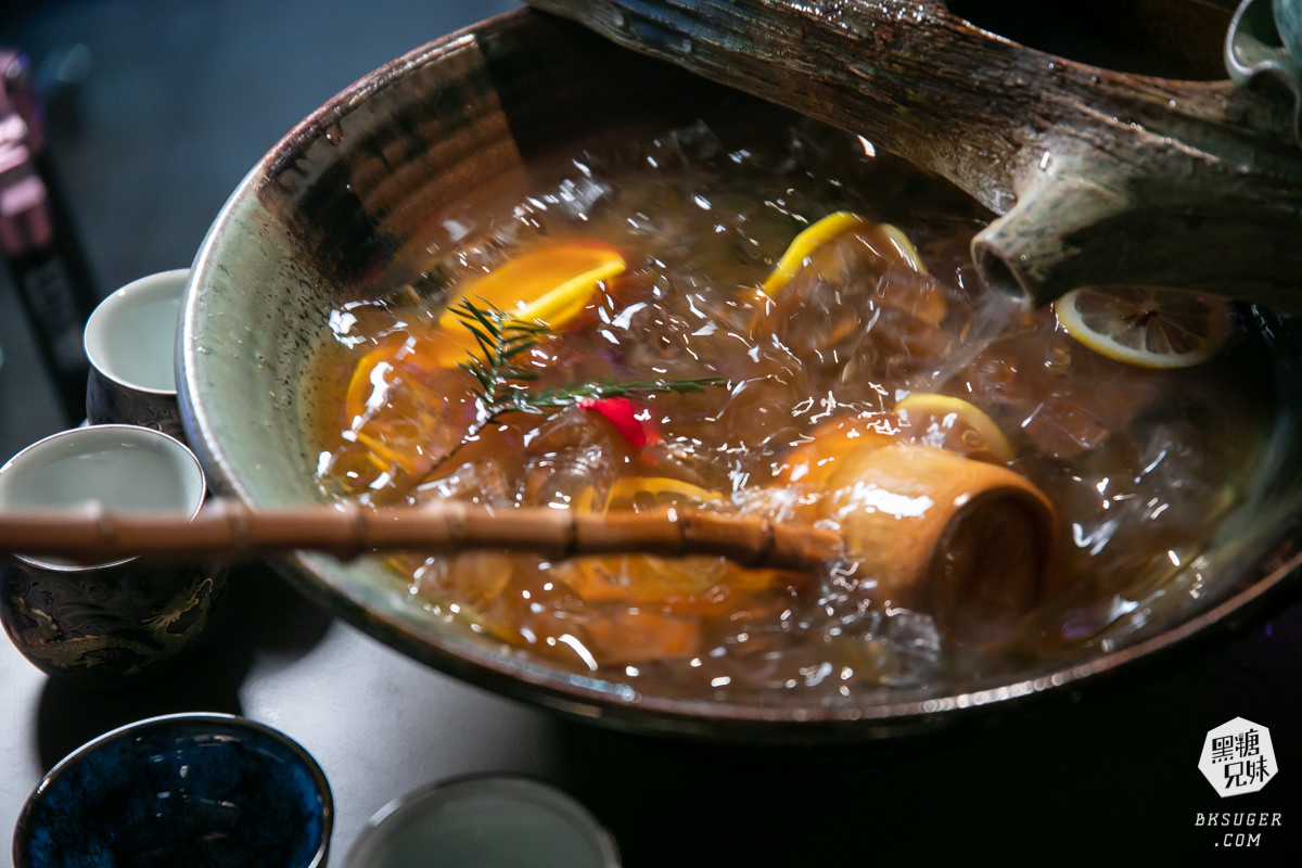 西門町酒吧推薦｜Nonsense Cafe & Bar 無心戒酒互助會-武昌分會｜調酒吧好喝、有陽台、彩虹友善酒吧