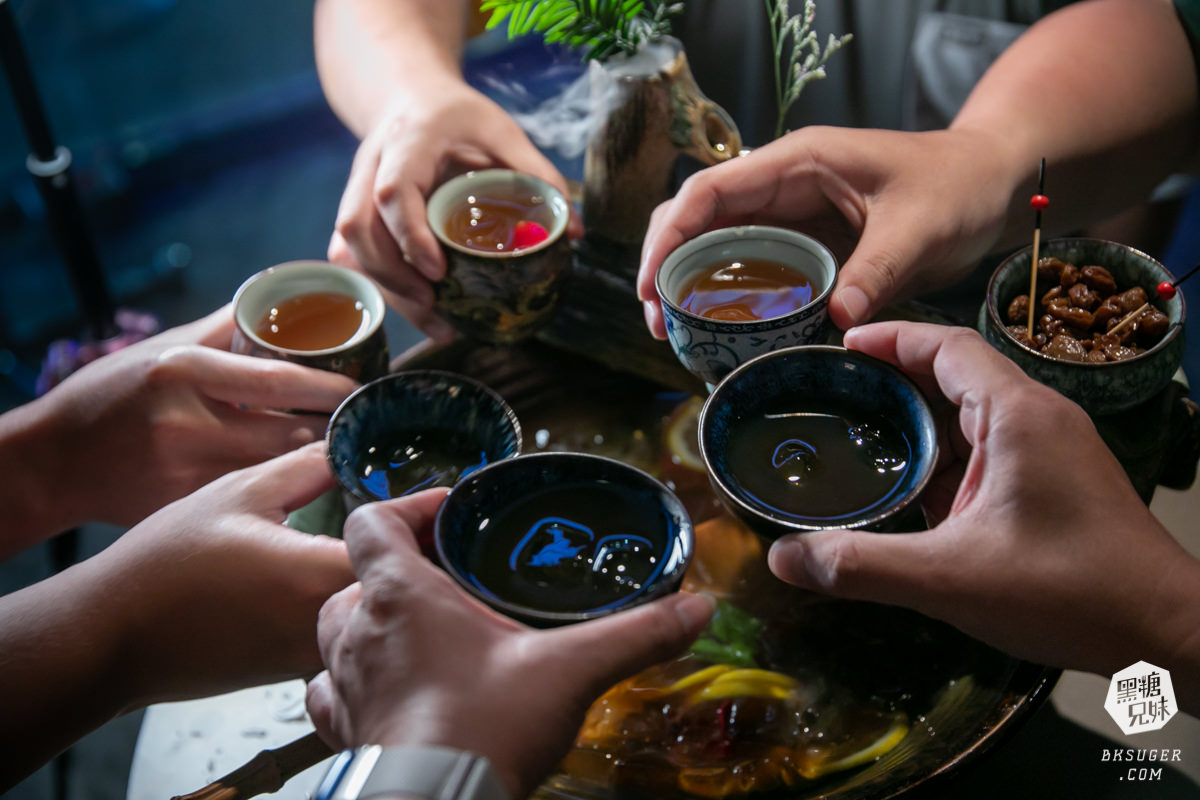 西門町酒吧推薦｜Nonsense Cafe & Bar 無心戒酒互助會-武昌分會｜調酒吧好喝、有陽台、彩虹友善酒吧