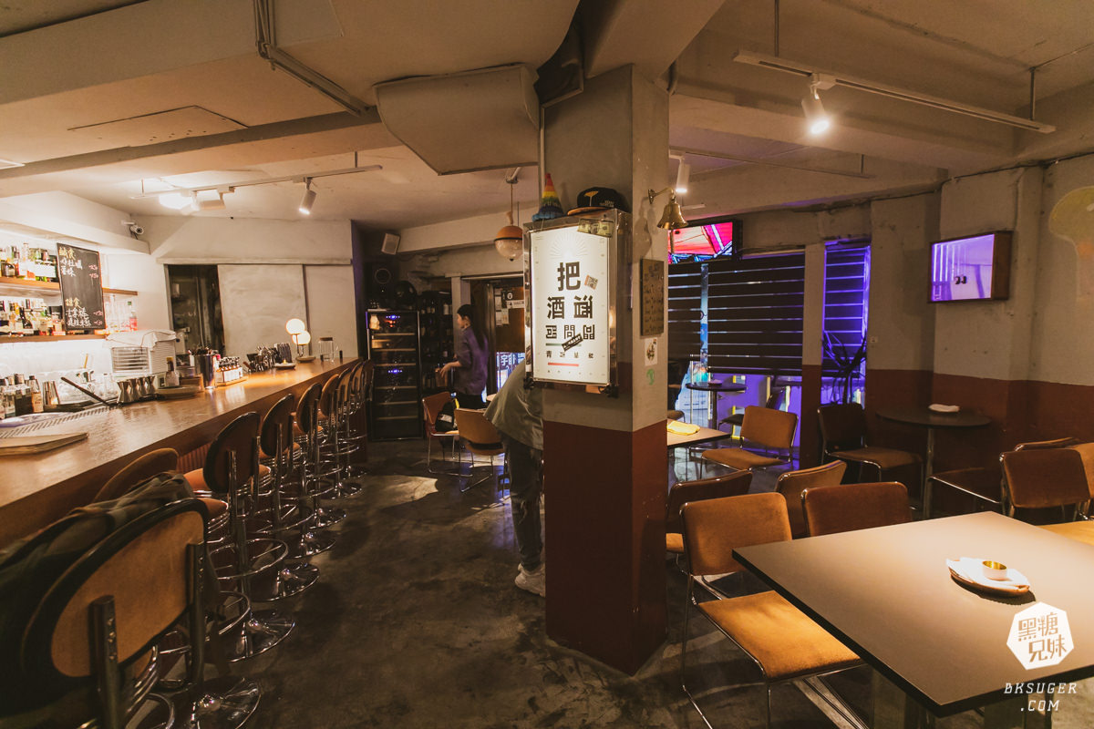 西門町酒吧推薦｜Nonsense Cafe & Bar 無心戒酒互助會-武昌分會｜調酒吧好喝、有陽台、彩虹友善酒吧