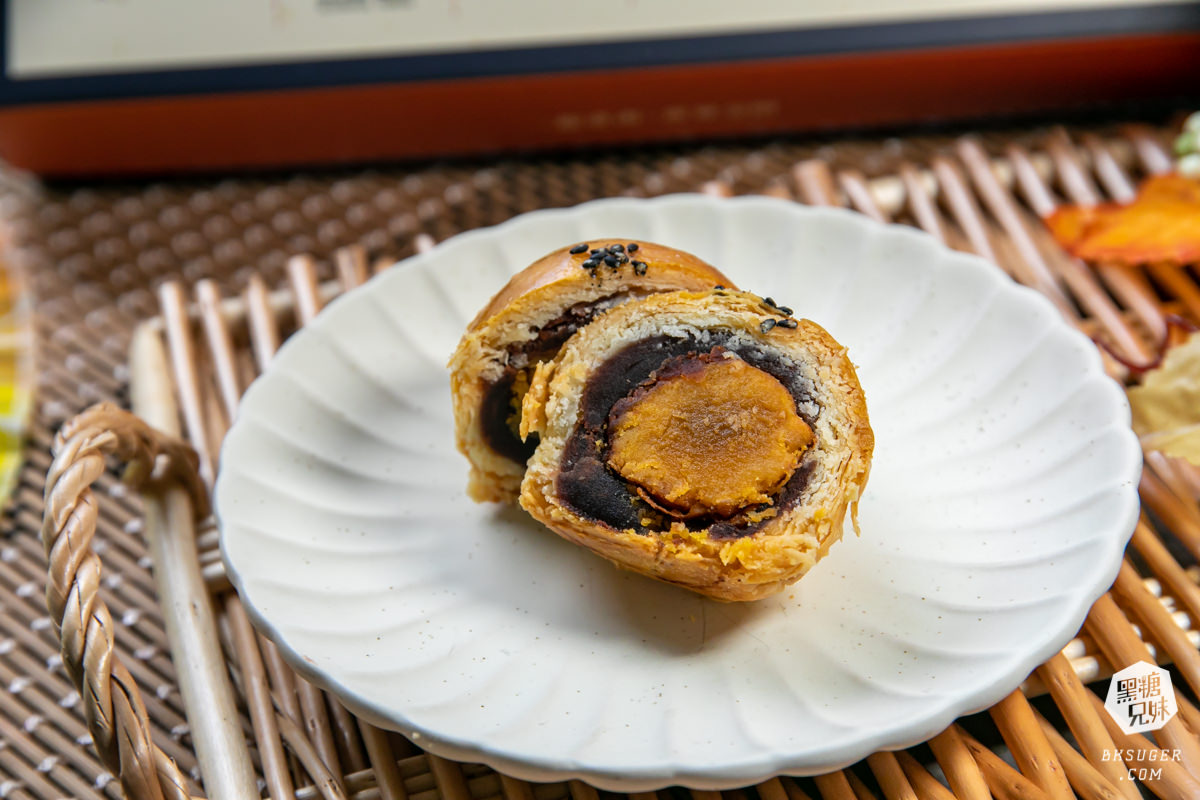 貝加貳蛋黃酥|貝加貳烘焙 Baikal Bakery -五種口味|不甜膩的台南伴手禮好滋味|榮獲「台南400」與「2024台灣燈會」指定伴手禮 - 第6張圖 貝加貳蛋黃酥|貝加貳烘焙 Baikal Bakery -五種口味|不甜膩的台南伴手禮好滋味|榮獲「台南400」與「2024台灣燈會」指定伴手禮