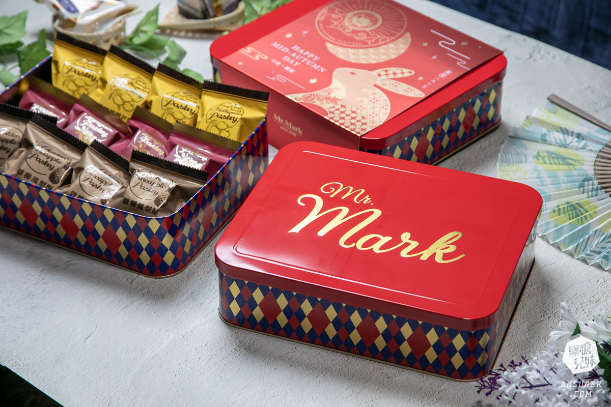 2021年度鐵盒包裝，外紙封上有可愛的燙金大兔子望月