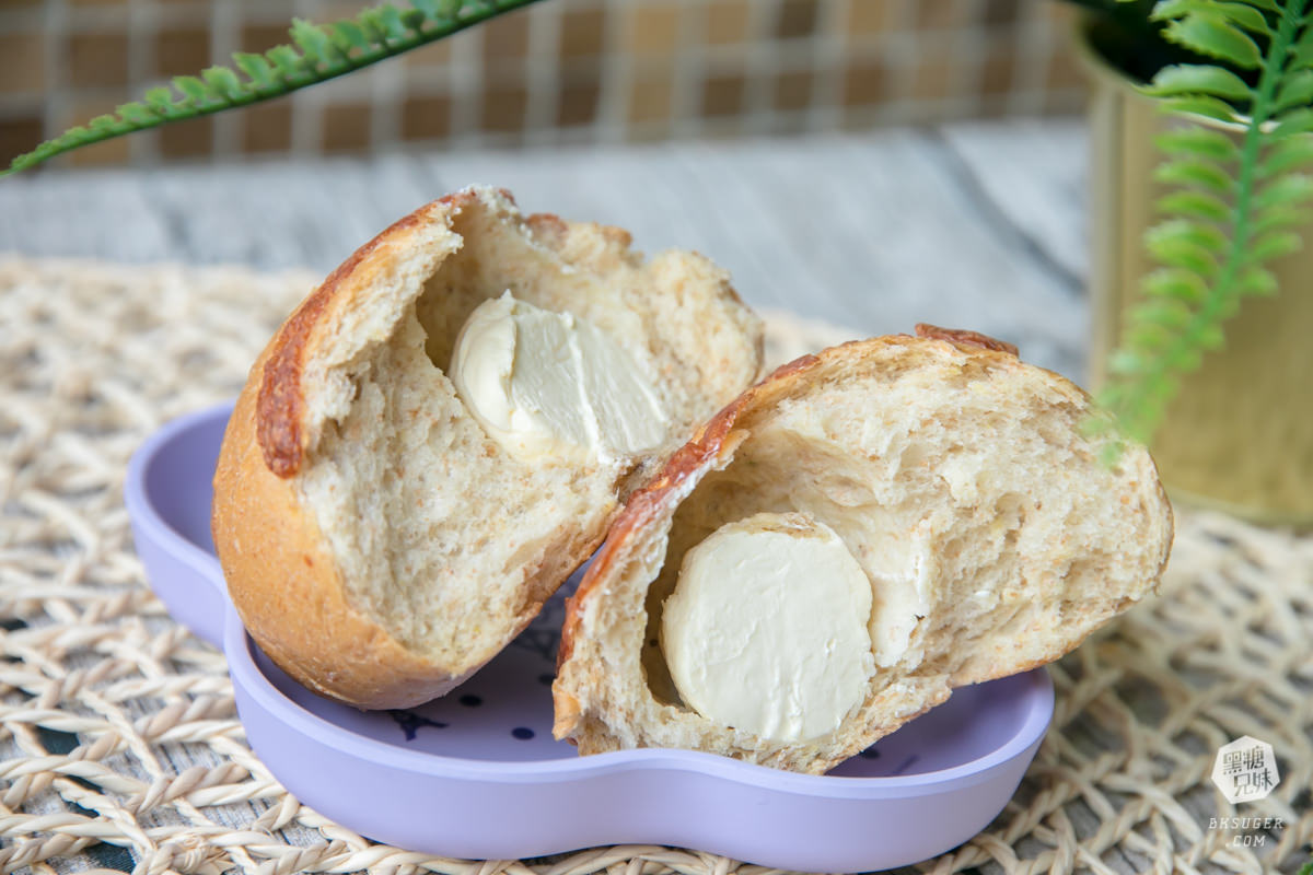 馬可先生健康烘焙|雜糧冰麵包系列夏季新品|健康食材超市大進化超好買| - 第19張圖 裡面的優格起士是整球的,內容量超大方。