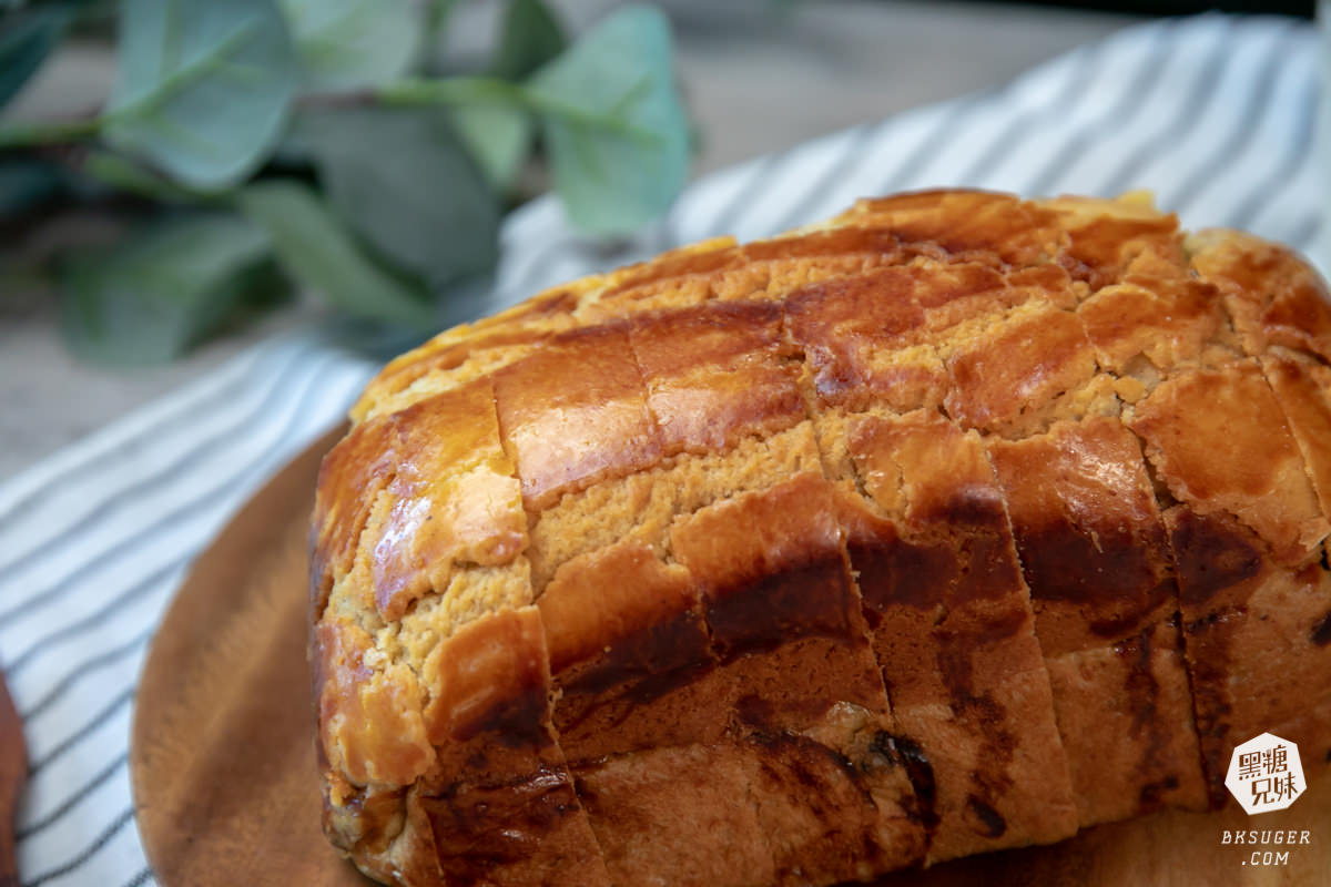 高雄雜糧麵包推薦|馬可先生麵包坊|減醣減脂主食替換健康營養超好吃麵包| - 第38張圖 光亮耐心烘烤出爐的金黃菠蘿皮。