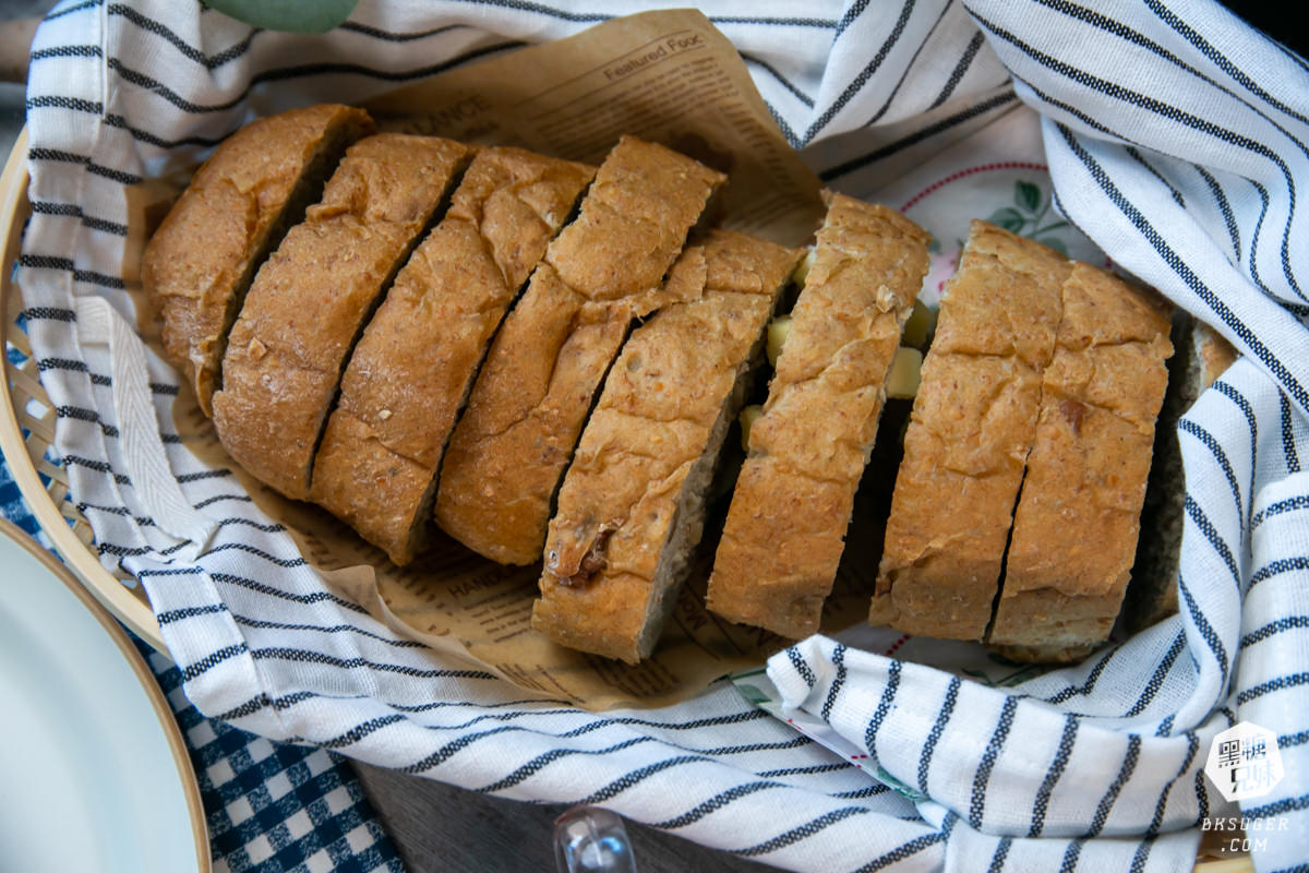 高雄雜糧麵包推薦|馬可先生麵包坊|減醣減脂主食替換健康營養超好吃麵包| - 第20張圖 一條雜糧麵包的份量超驚人。當成正餐也豐盛