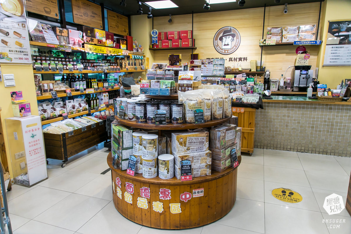 高雄雜糧麵包推薦|馬可先生麵包坊|減醣減脂主食替換健康營養超好吃麵包| - 第49張圖 大門進入櫃檯設計大方