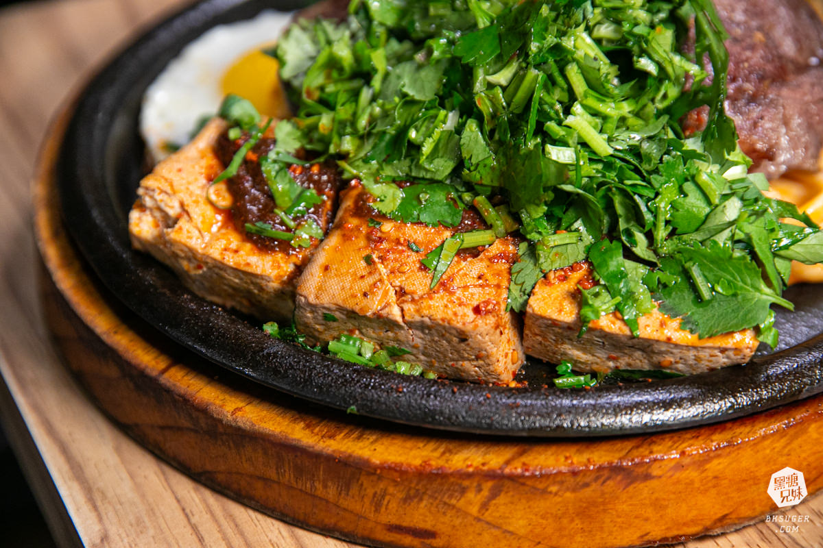 大港參貳牛排｜鹽埕區駁二超夯平價牛排店！台式口味多元的搭配變化、濃湯飲料醬料自己來！