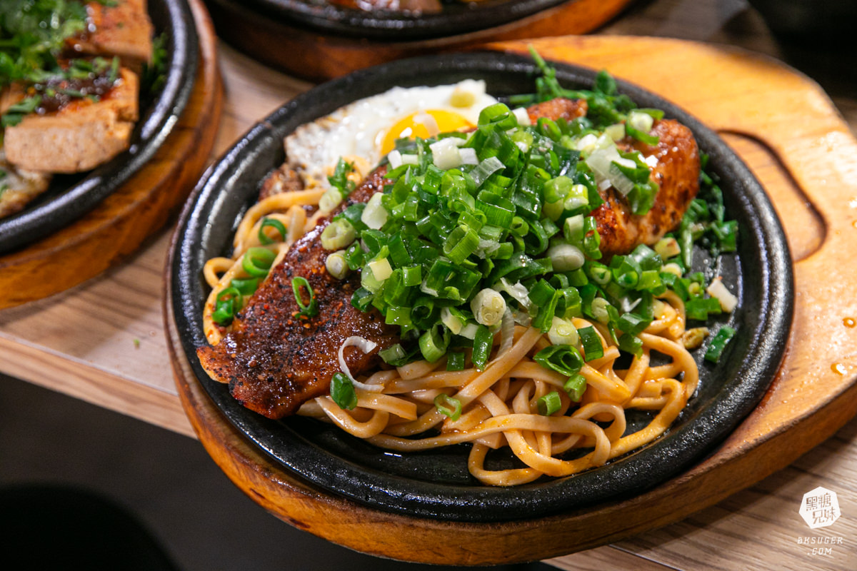 大港參貳牛排｜鹽埕區駁二超夯平價牛排店！台式口味多元的搭配變化、濃湯飲料醬料自己來！