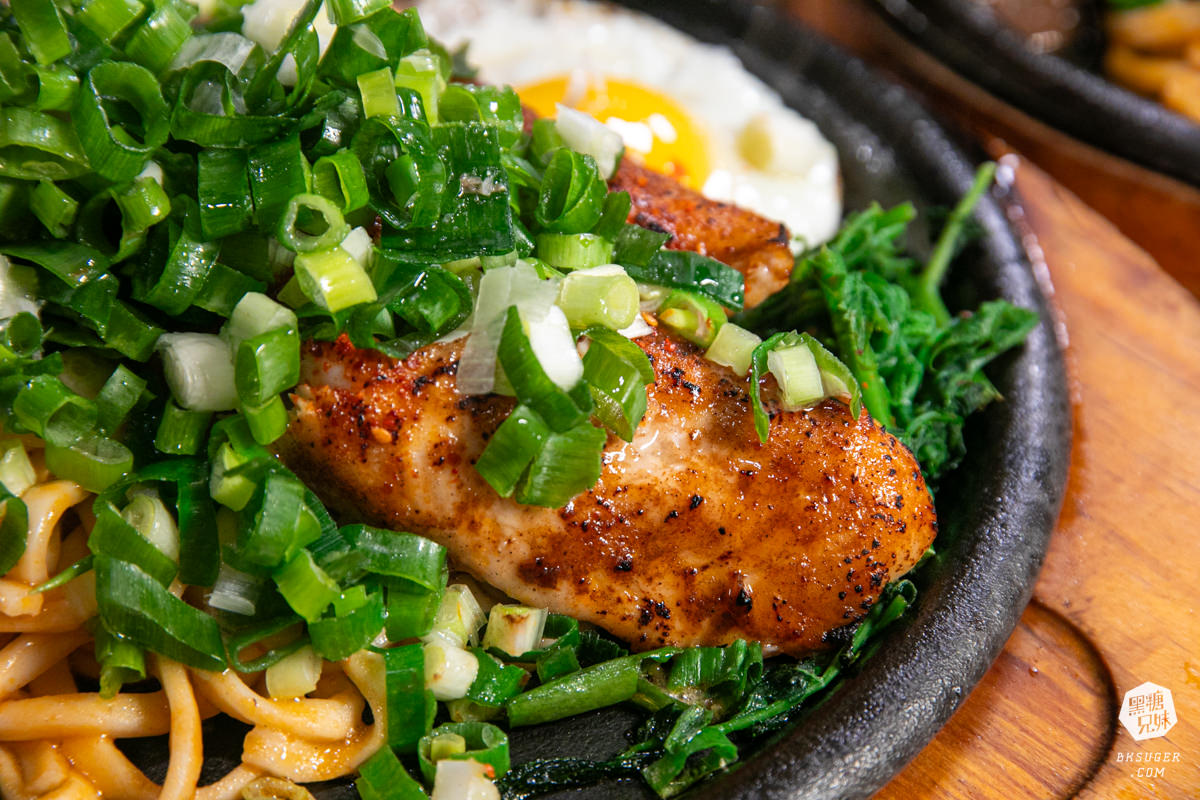 大港參貳牛排｜鹽埕區駁二超夯平價牛排店！台式口味多元的搭配變化、濃湯飲料醬料自己來！