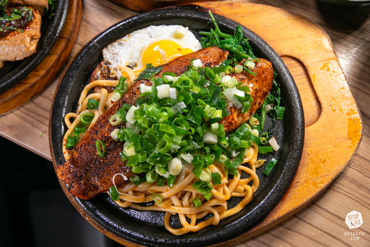 大港參貳牛排｜鹽埕區駁二超夯平價牛排店！台式口味多元的搭配變化、濃湯飲料醬料自己來！