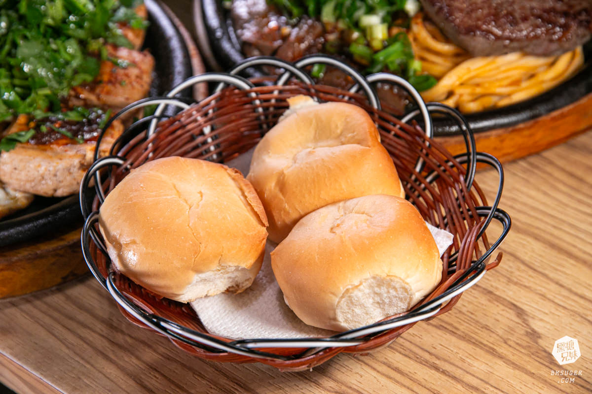 大港參貳牛排｜鹽埕區駁二超夯平價牛排店！台式口味多元的搭配變化、濃湯飲料醬料自己來！