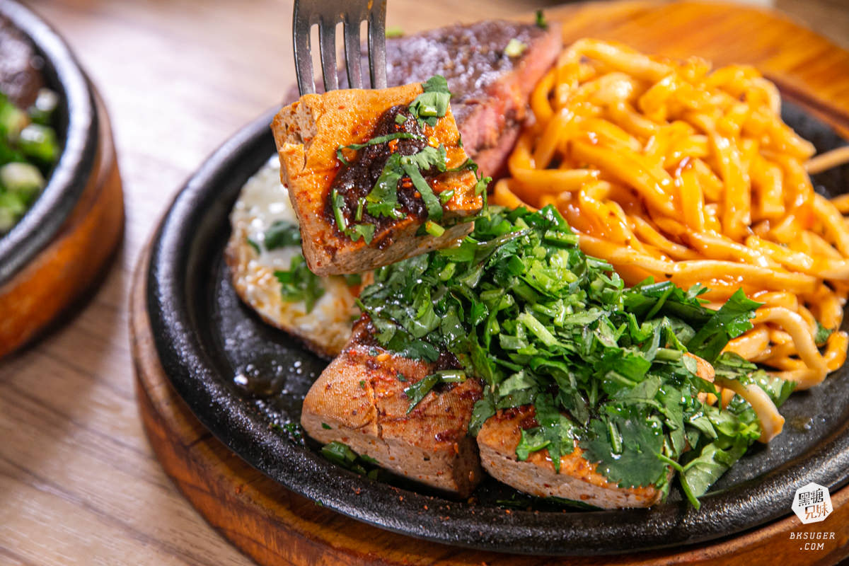 大港參貳牛排｜鹽埕區駁二超夯平價牛排店！台式口味多元的搭配變化、濃湯飲料醬料自己來！