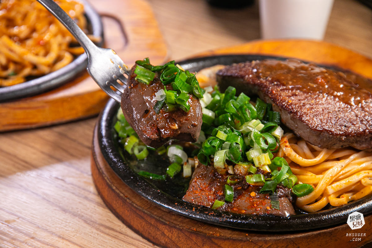 大港參貳牛排｜鹽埕區駁二超夯平價牛排店！台式口味多元的搭配變化、濃湯飲料醬料自己來！