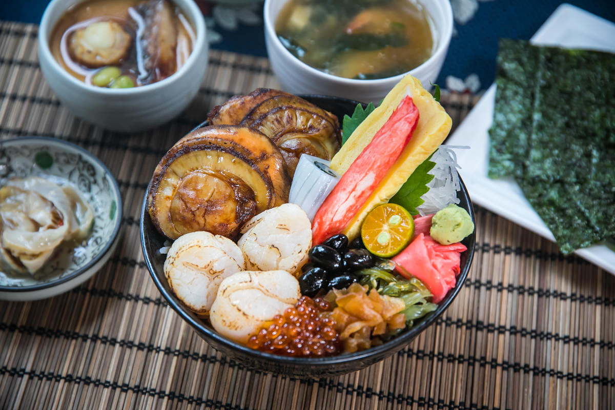 高雄丼飯推薦|全心丼飯專賣|超划算的新鮮生魚片就是要現場品嚐!原騰戶丼飯再現 - 第33張圖 高雄丼飯推薦|全心丼飯專賣|超划算的新鮮生魚片就是要現場品嚐!原騰戶丼飯再現