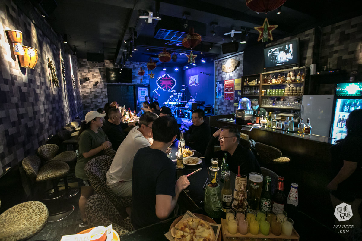 高雄live現場演唱酒吧|山寨音樂餐廳|原住民的幽默與熱情|馬撒魯、小米酒整組喝起來 - 第9張圖 高雄live現場演唱酒吧|山寨音樂餐廳|原住民的幽默與熱情|馬撒魯、小米酒整組喝起來