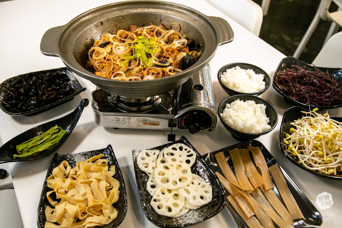 鼎山家樂福美食|辣麻麻百味雞煲|上海乾鍋平價爽爽兩吃法、乾辣炒鍋香氣逼人~ - 第1張圖 鼎山家樂福美食|辣麻麻百味雞煲|上海乾鍋平價爽爽兩吃法、乾辣炒鍋香氣逼人~