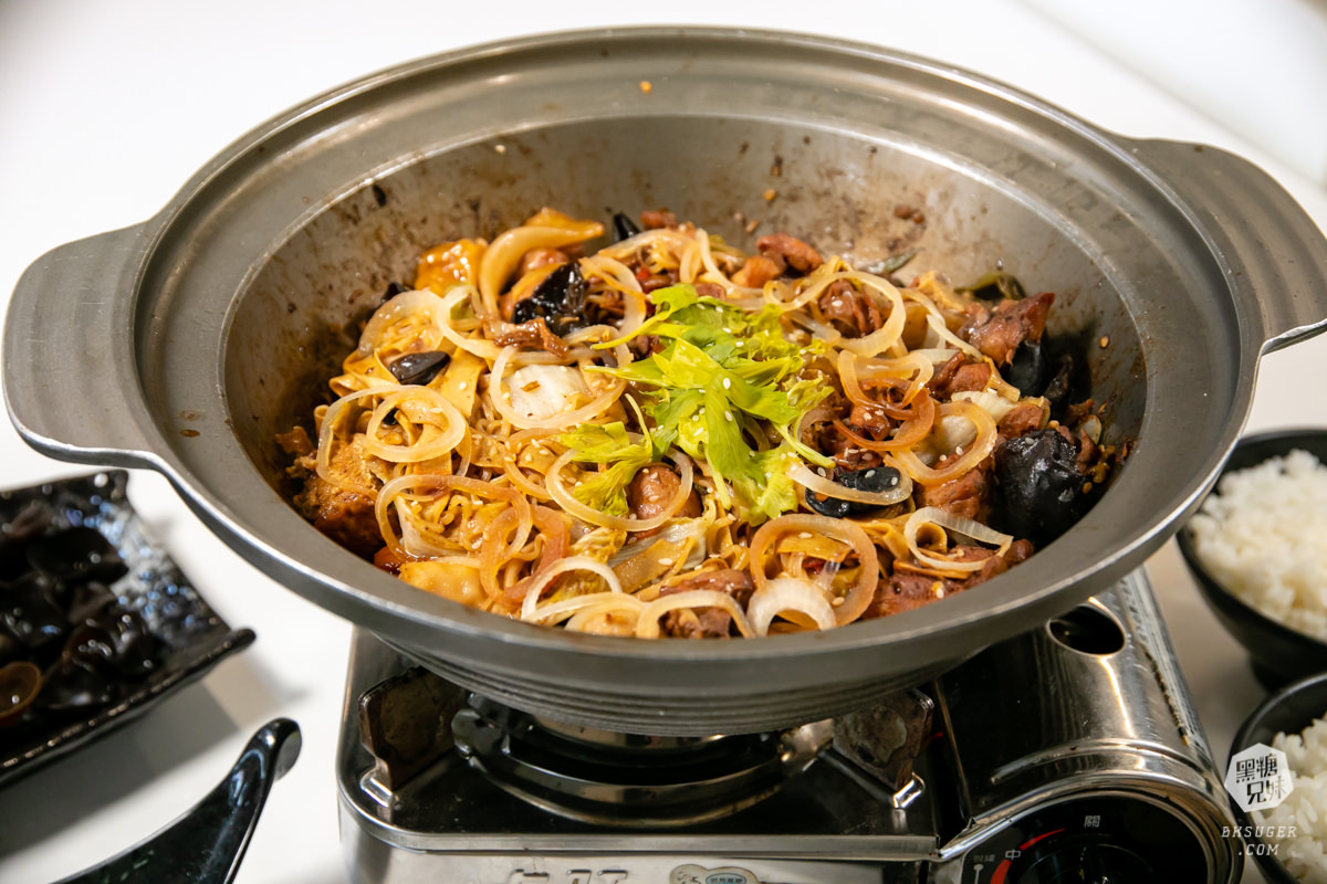 鼎山家樂福美食|辣麻麻百味雞煲|上海乾鍋平價爽爽兩吃法、乾辣炒鍋香氣逼人~ - 第7張圖 鼎山家樂福美食|辣麻麻百味雞煲|上海乾鍋平價爽爽兩吃法、乾辣炒鍋香氣逼人~