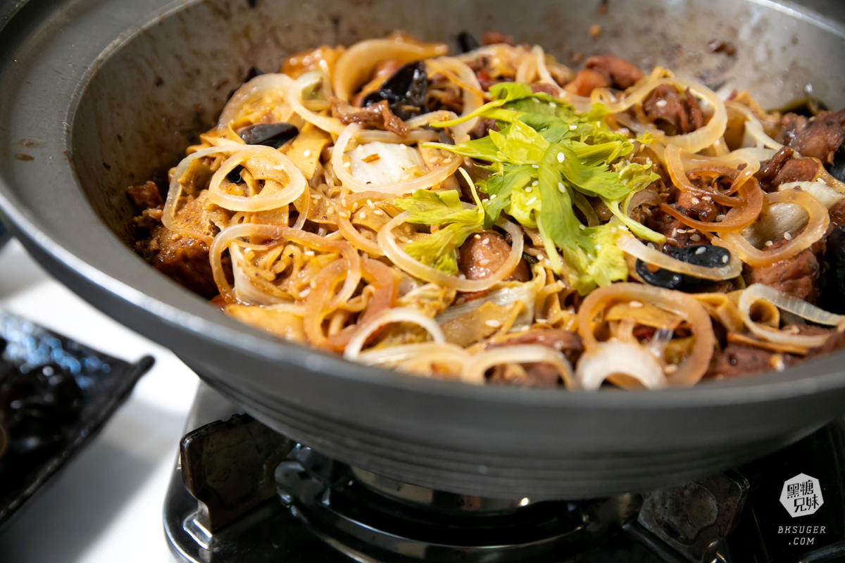 鼎山家樂福美食|辣麻麻百味雞煲|上海乾鍋平價爽爽兩吃法、乾辣炒鍋香氣逼人~ - 第8張圖 鼎山家樂福美食|辣麻麻百味雞煲|上海乾鍋平價爽爽兩吃法、乾辣炒鍋香氣逼人~