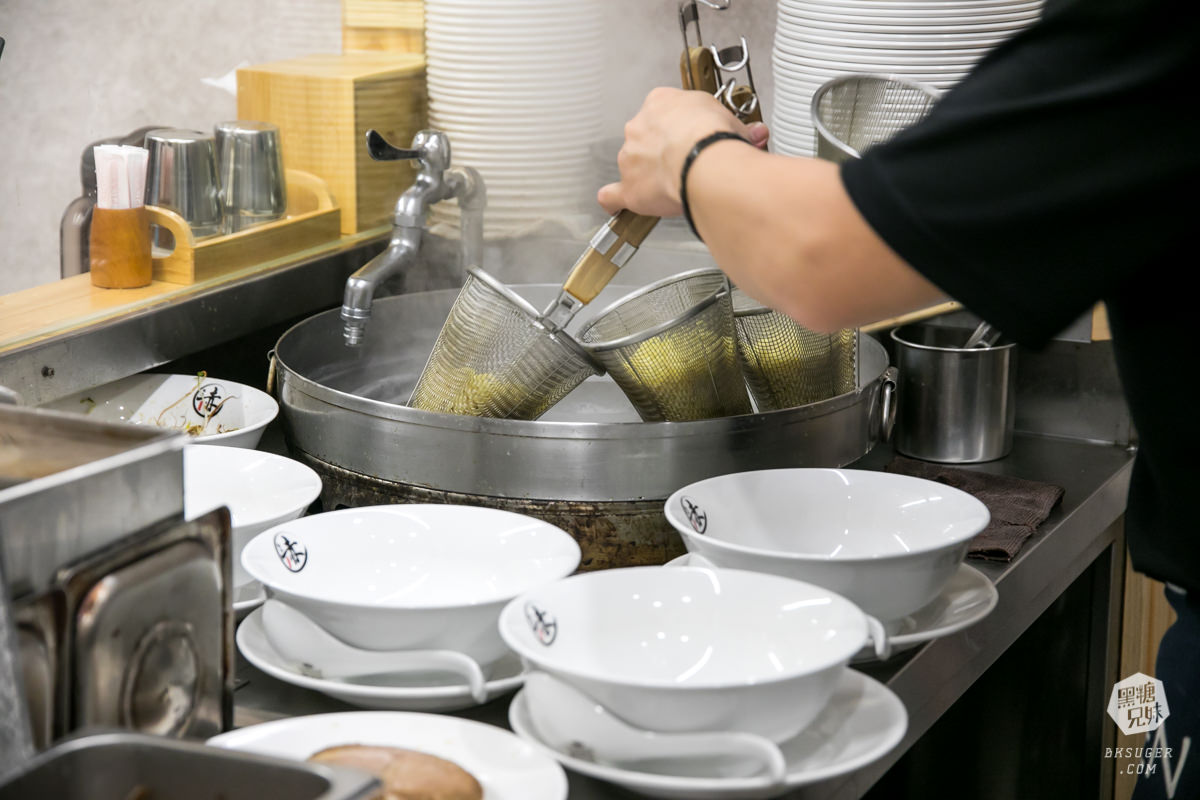 高雄拉麵宵夜|赤麵廠新崛江店 冬季限量東京櫻花蝦拉麵上桌|平時的宵夜口袋名單店 - 第10張圖 高雄拉麵宵夜|赤麵廠新崛江店 冬季限量東京櫻花蝦拉麵上桌|平時的宵夜口袋名單店