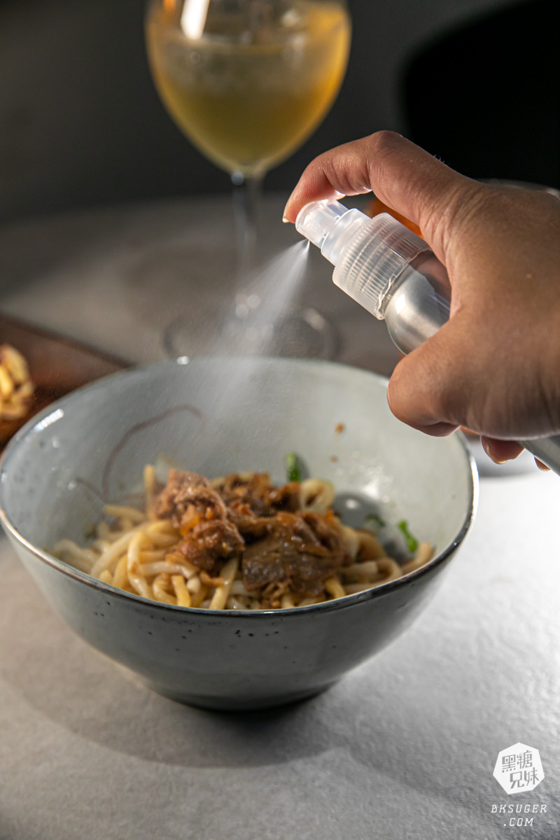 高雄插座咖啡廳|壹酒酒|AM是咖啡、PM就賣酒的水泥灰調咖啡酒吧空間|後火車站酒吧 - 第23張圖 高雄插座咖啡廳|壹酒酒|AM是咖啡、PM就賣酒的水泥灰調咖啡酒吧空間|後火車站酒吧