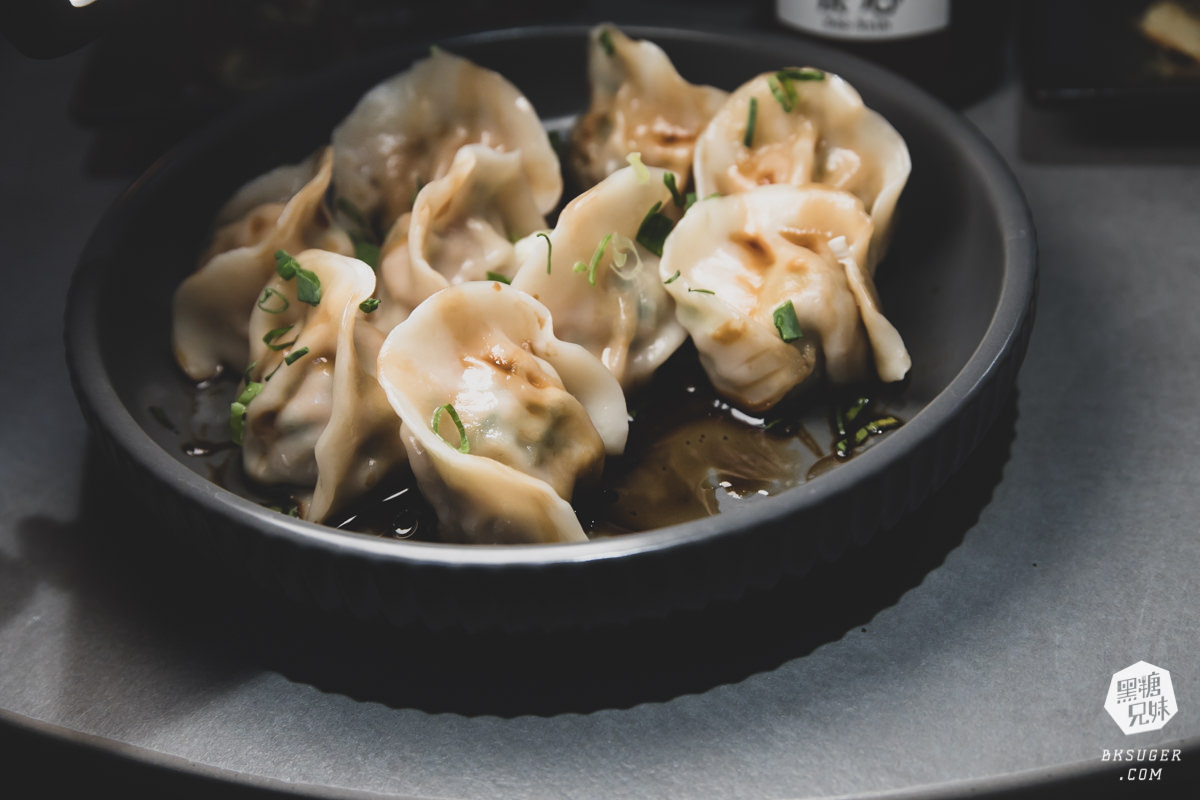 高雄插座咖啡廳|壹酒酒|AM是咖啡、PM就賣酒的水泥灰調咖啡酒吧空間|後火車站酒吧 - 第20張圖 高雄插座咖啡廳|壹酒酒|AM是咖啡、PM就賣酒的水泥灰調咖啡酒吧空間|後火車站酒吧