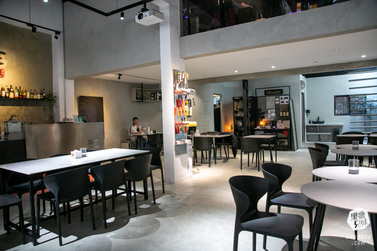 高雄插座咖啡廳|壹酒酒|AM是咖啡、PM就賣酒的水泥灰調咖啡酒吧空間|後火車站酒吧 - 第4張圖 高雄插座咖啡廳|壹酒酒|AM是咖啡、PM就賣酒的水泥灰調咖啡酒吧空間|後火車站酒吧