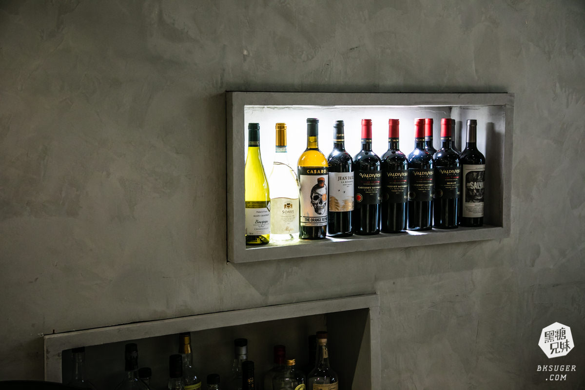 高雄插座咖啡廳|壹酒酒|AM是咖啡、PM就賣酒的水泥灰調咖啡酒吧空間|後火車站酒吧 - 第35張圖 高雄插座咖啡廳|壹酒酒|AM是咖啡、PM就賣酒的水泥灰調咖啡酒吧空間|後火車站酒吧