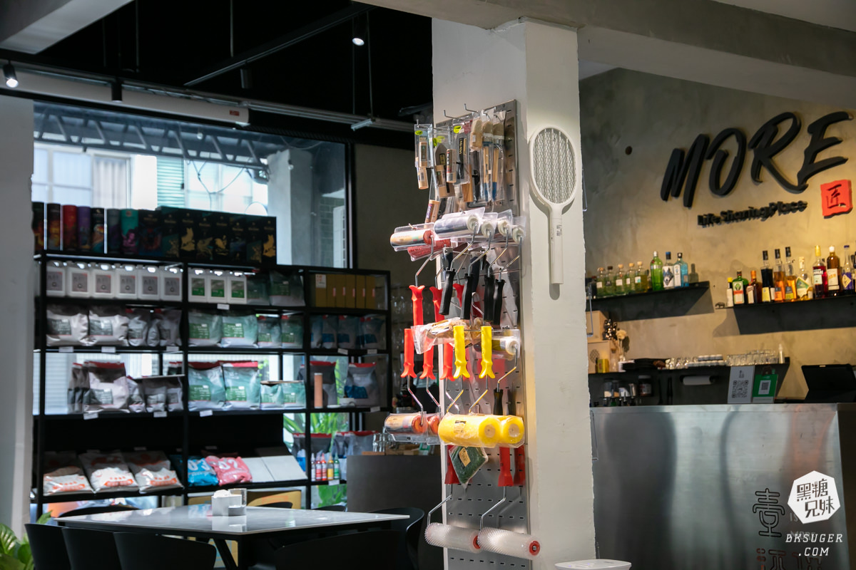 高雄插座咖啡廳|壹酒酒|AM是咖啡、PM就賣酒的水泥灰調咖啡酒吧空間|後火車站酒吧 - 第8張圖 高雄插座咖啡廳|壹酒酒|AM是咖啡、PM就賣酒的水泥灰調咖啡酒吧空間|後火車站酒吧