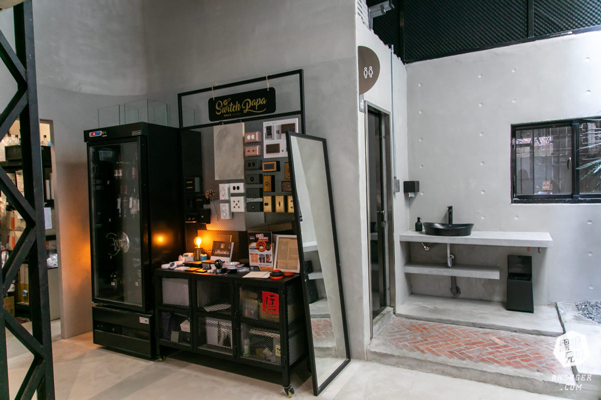 高雄插座咖啡廳|壹酒酒|AM是咖啡、PM就賣酒的水泥灰調咖啡酒吧空間|後火車站酒吧 - 第11張圖 高雄插座咖啡廳|壹酒酒|AM是咖啡、PM就賣酒的水泥灰調咖啡酒吧空間|後火車站酒吧