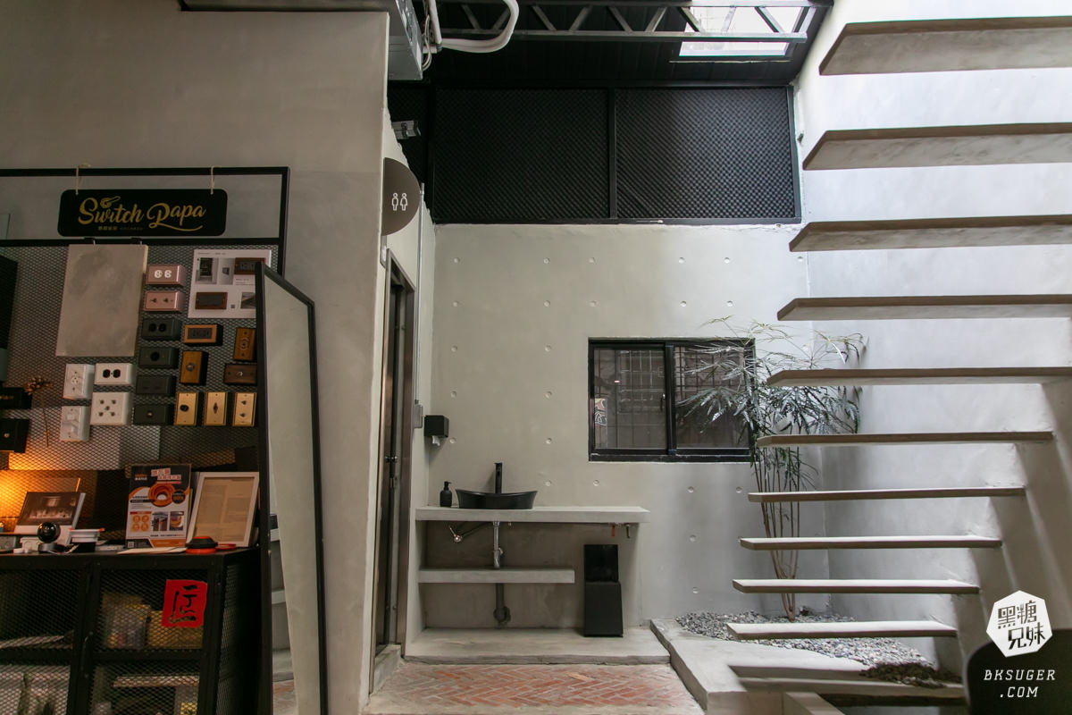 高雄插座咖啡廳|壹酒酒|AM是咖啡、PM就賣酒的水泥灰調咖啡酒吧空間|後火車站酒吧 - 第10張圖 高雄插座咖啡廳|壹酒酒|AM是咖啡、PM就賣酒的水泥灰調咖啡酒吧空間|後火車站酒吧