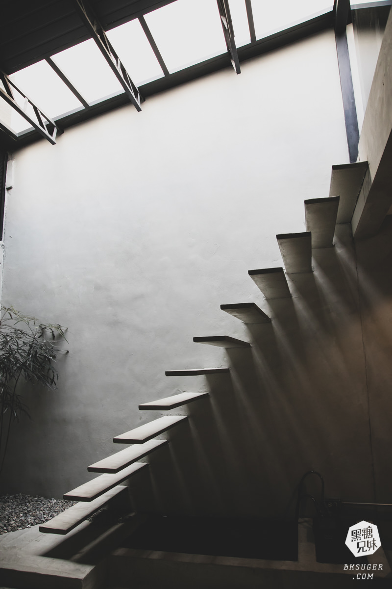 高雄插座咖啡廳|壹酒酒|AM是咖啡、PM就賣酒的水泥灰調咖啡酒吧空間|後火車站酒吧 - 第12張圖 高雄插座咖啡廳|壹酒酒|AM是咖啡、PM就賣酒的水泥灰調咖啡酒吧空間|後火車站酒吧