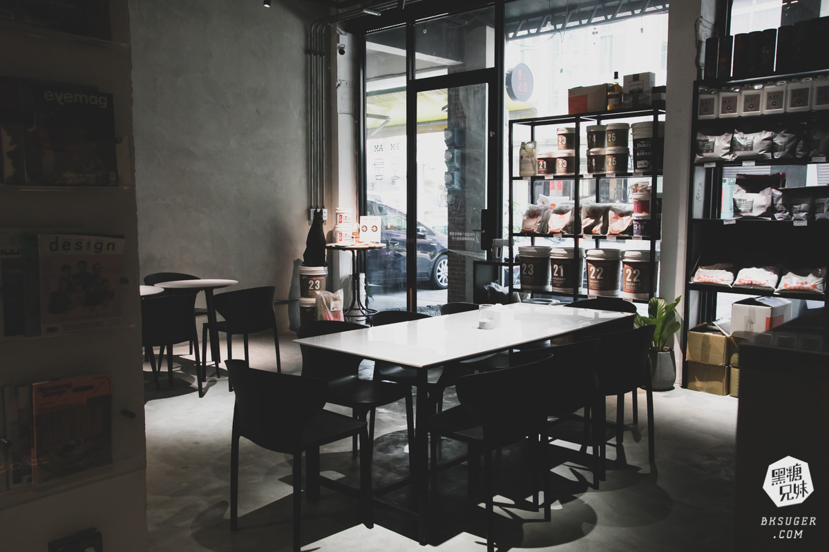 高雄插座咖啡廳|壹酒酒|AM是咖啡、PM就賣酒的水泥灰調咖啡酒吧空間|後火車站酒吧 - 第2張圖 高雄插座咖啡廳|壹酒酒|AM是咖啡、PM就賣酒的水泥灰調咖啡酒吧空間|後火車站酒吧