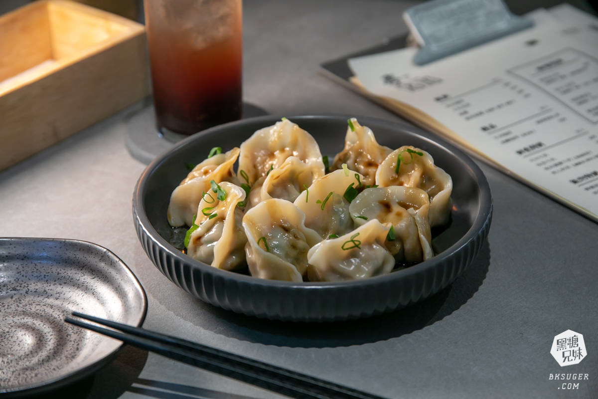 高雄插座咖啡廳｜壹酒酒｜AM是咖啡、PM就賣酒的水泥灰調咖啡酒吧空間｜後火車站酒吧