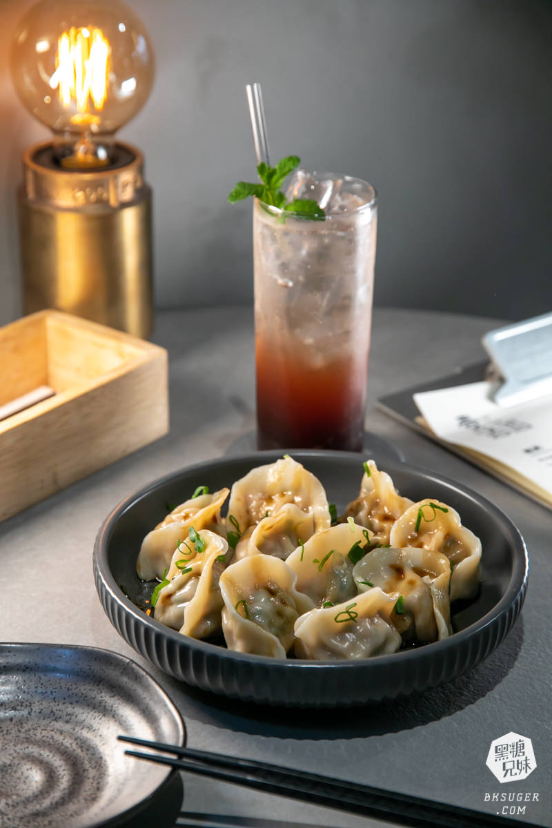 高雄插座咖啡廳|壹酒酒|AM是咖啡、PM就賣酒的水泥灰調咖啡酒吧空間|後火車站酒吧 - 第17張圖 高雄插座咖啡廳|壹酒酒|AM是咖啡、PM就賣酒的水泥灰調咖啡酒吧空間|後火車站酒吧