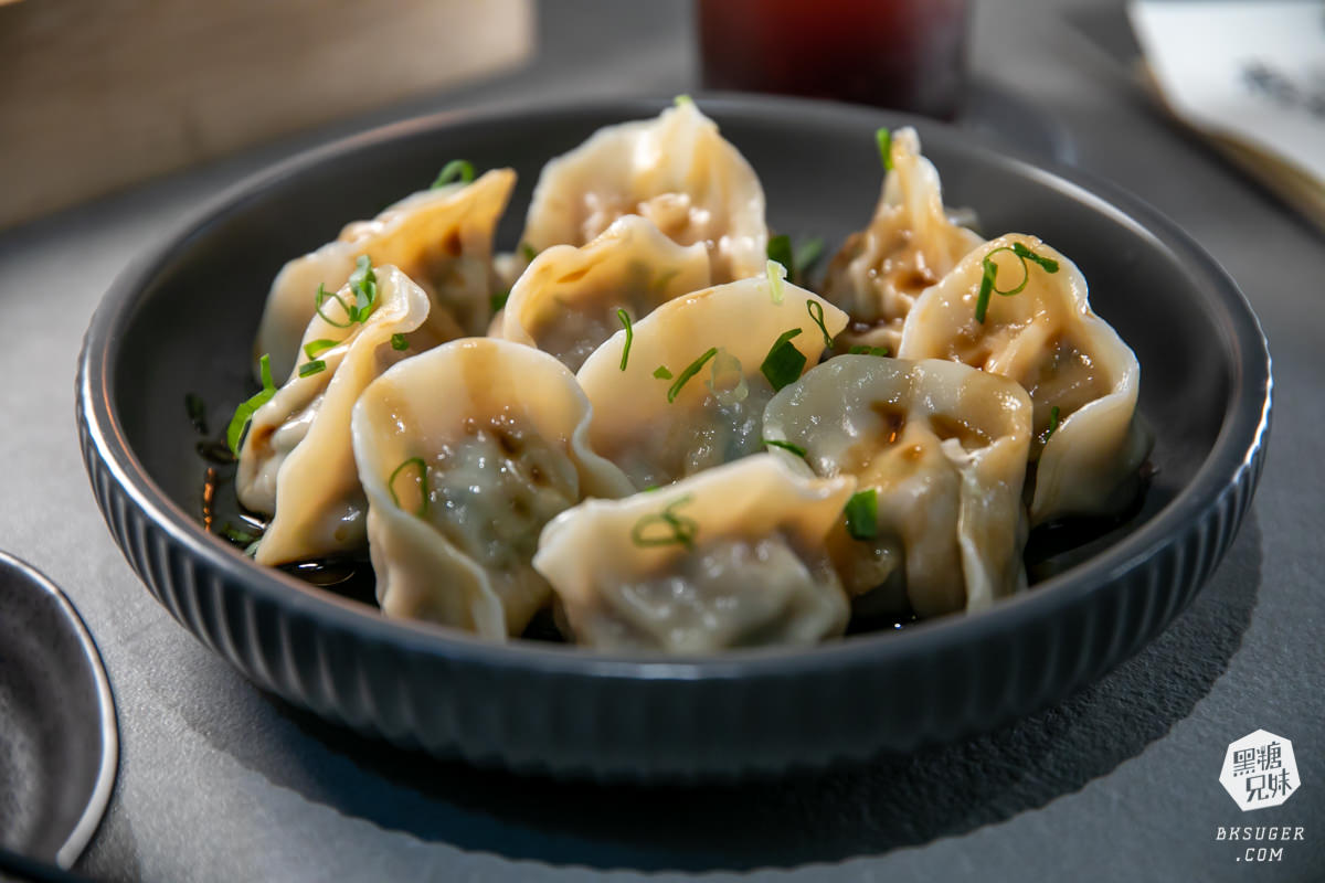 高雄插座咖啡廳｜壹酒酒｜AM是咖啡、PM就賣酒的水泥灰調咖啡酒吧空間｜後火車站酒吧