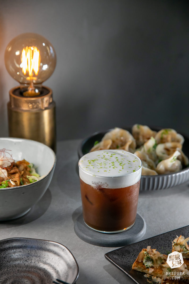 高雄插座咖啡廳|壹酒酒|AM是咖啡、PM就賣酒的水泥灰調咖啡酒吧空間|後火車站酒吧 - 第14張圖 高雄插座咖啡廳|壹酒酒|AM是咖啡、PM就賣酒的水泥灰調咖啡酒吧空間|後火車站酒吧