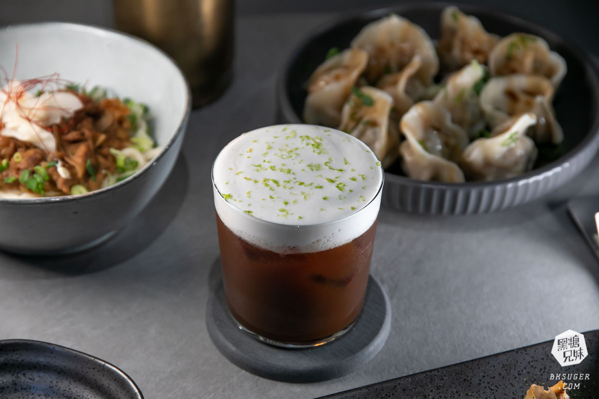 高雄插座咖啡廳|壹酒酒|AM是咖啡、PM就賣酒的水泥灰調咖啡酒吧空間|後火車站酒吧 - 第13張圖 高雄插座咖啡廳|壹酒酒|AM是咖啡、PM就賣酒的水泥灰調咖啡酒吧空間|後火車站酒吧