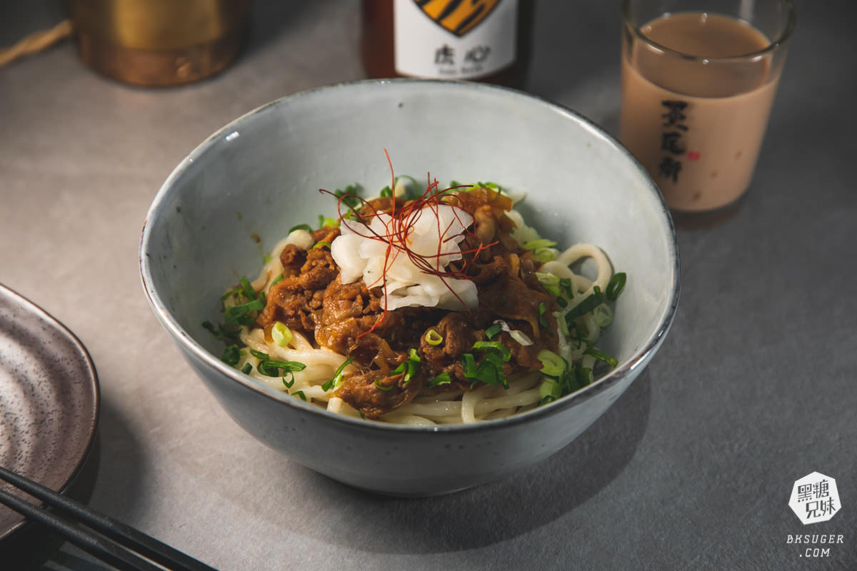 高雄插座咖啡廳|壹酒酒|AM是咖啡、PM就賣酒的水泥灰調咖啡酒吧空間|後火車站酒吧 - 第21張圖 高雄插座咖啡廳|壹酒酒|AM是咖啡、PM就賣酒的水泥灰調咖啡酒吧空間|後火車站酒吧