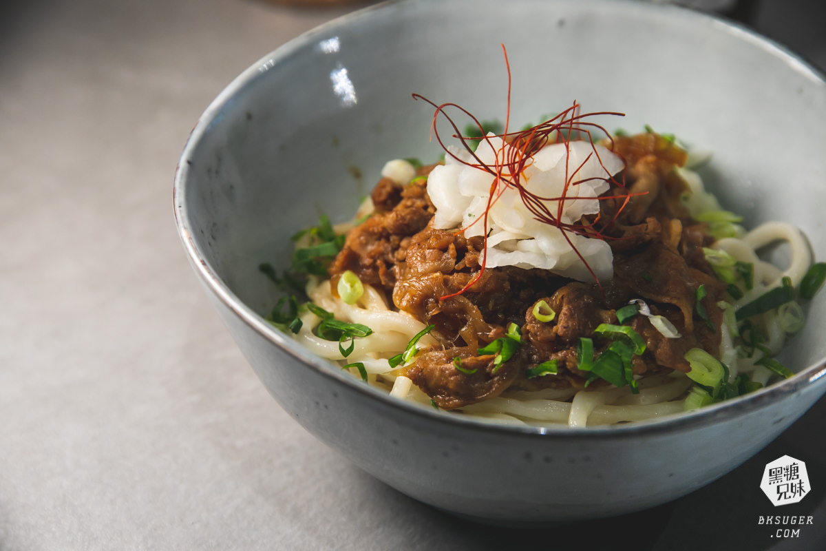 高雄插座咖啡廳|壹酒酒|AM是咖啡、PM就賣酒的水泥灰調咖啡酒吧空間|後火車站酒吧 - 第22張圖 高雄插座咖啡廳|壹酒酒|AM是咖啡、PM就賣酒的水泥灰調咖啡酒吧空間|後火車站酒吧