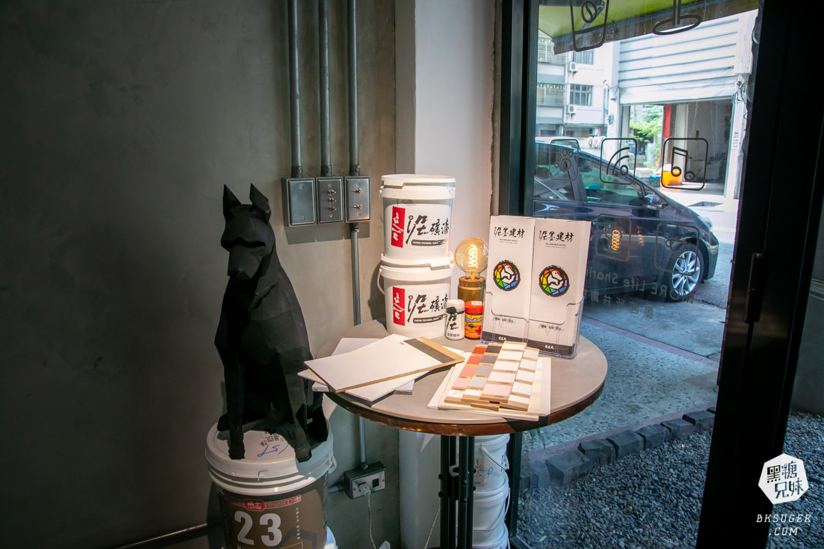 高雄插座咖啡廳|壹酒酒|AM是咖啡、PM就賣酒的水泥灰調咖啡酒吧空間|後火車站酒吧 - 第7張圖 高雄插座咖啡廳|壹酒酒|AM是咖啡、PM就賣酒的水泥灰調咖啡酒吧空間|後火車站酒吧